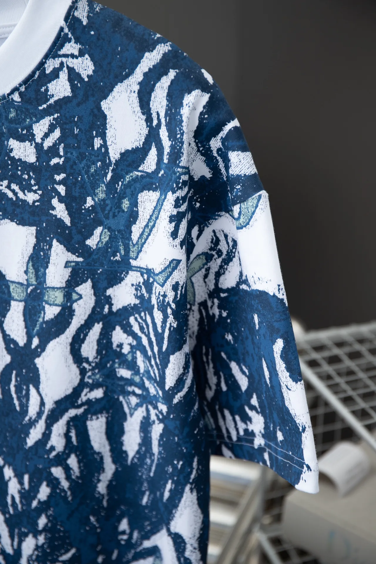 🅿️180 LV 2025ss Spring and Summer New Short Sleeve This fresh cotton T-shirt features a delicate jacquard knitted pattern that is eye-catching. It features the collection's Monogram Aquagarden display of coral and seaweed, whose aqua hue is reminiscent of a refreshing swim. This piece is eye-catching paired with white separates for a summery feel. Monogram Aquagarden jacquard all over, LV label on reverse. S M L XL